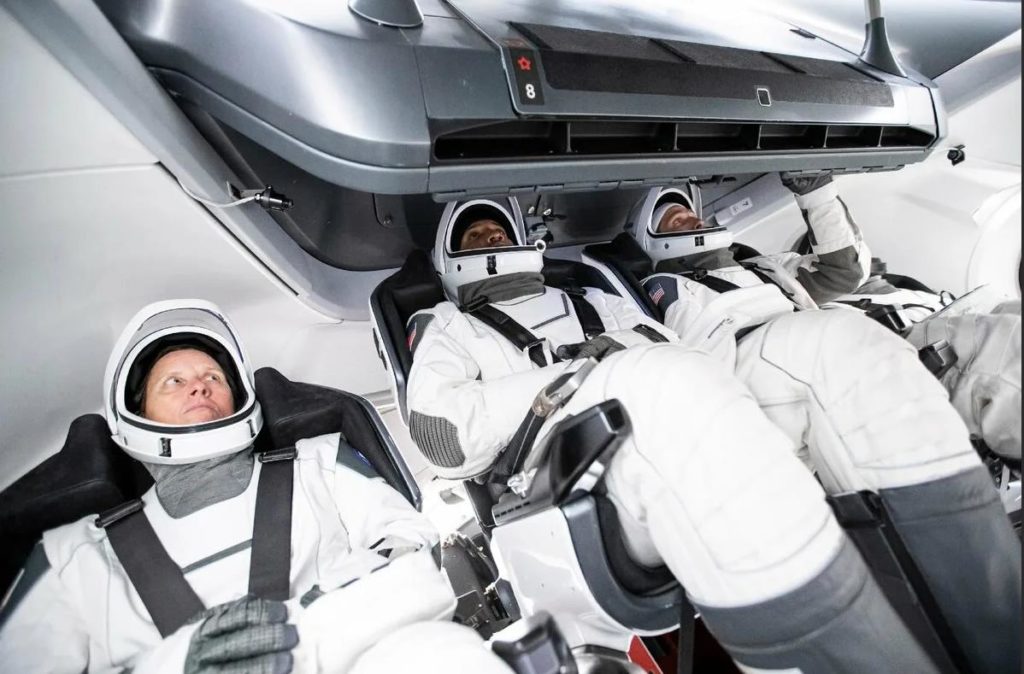 Успешный запуск астронавтов в космос на корабле Crew Dragon 2